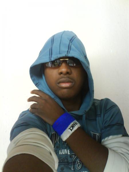 moi en mode beaux gosse chez un ami 